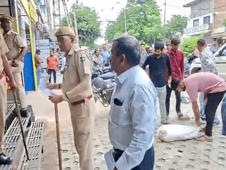 यूडीए की टीम ने बंद एक दुकान के मालिक को फोन किया।