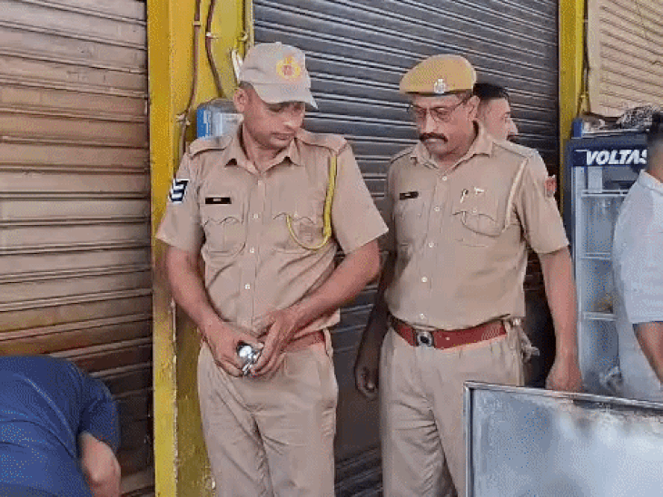 एक-एक कर सभी दुकानों को सील किया।