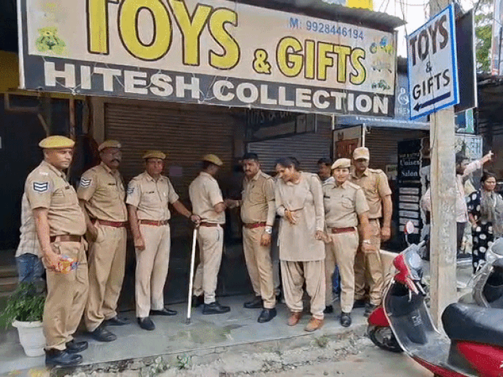 बड़ी संख्या में सुरक्षाकर्मियों को लेकर यूडीए की टीम आई।