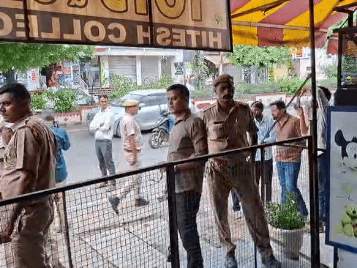 यूडीए के अधिकारी भी पहुंचे।
