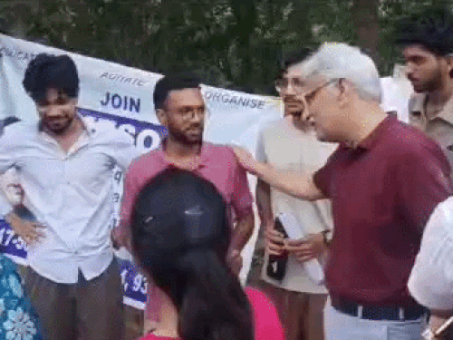 MDU में वीसी की फोटो का कार्टून बनाया; यूनिवर्सिटी प्रशासन बोला- पोस्टर हटाओ|रोहतक,Rohtak - Dainik Bhaskar