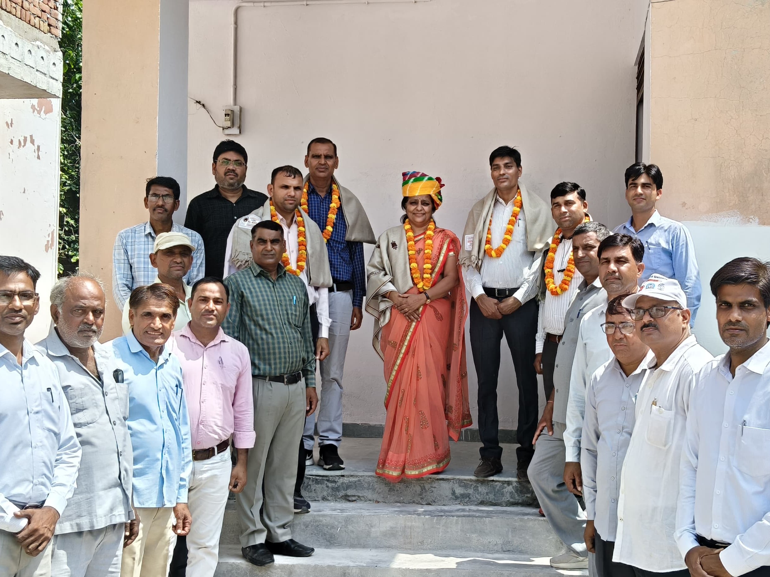 मुख्य शिक्षा अधिकारी सहित कई सम्मानित, माल्यार्पण कर साफा पहनाया