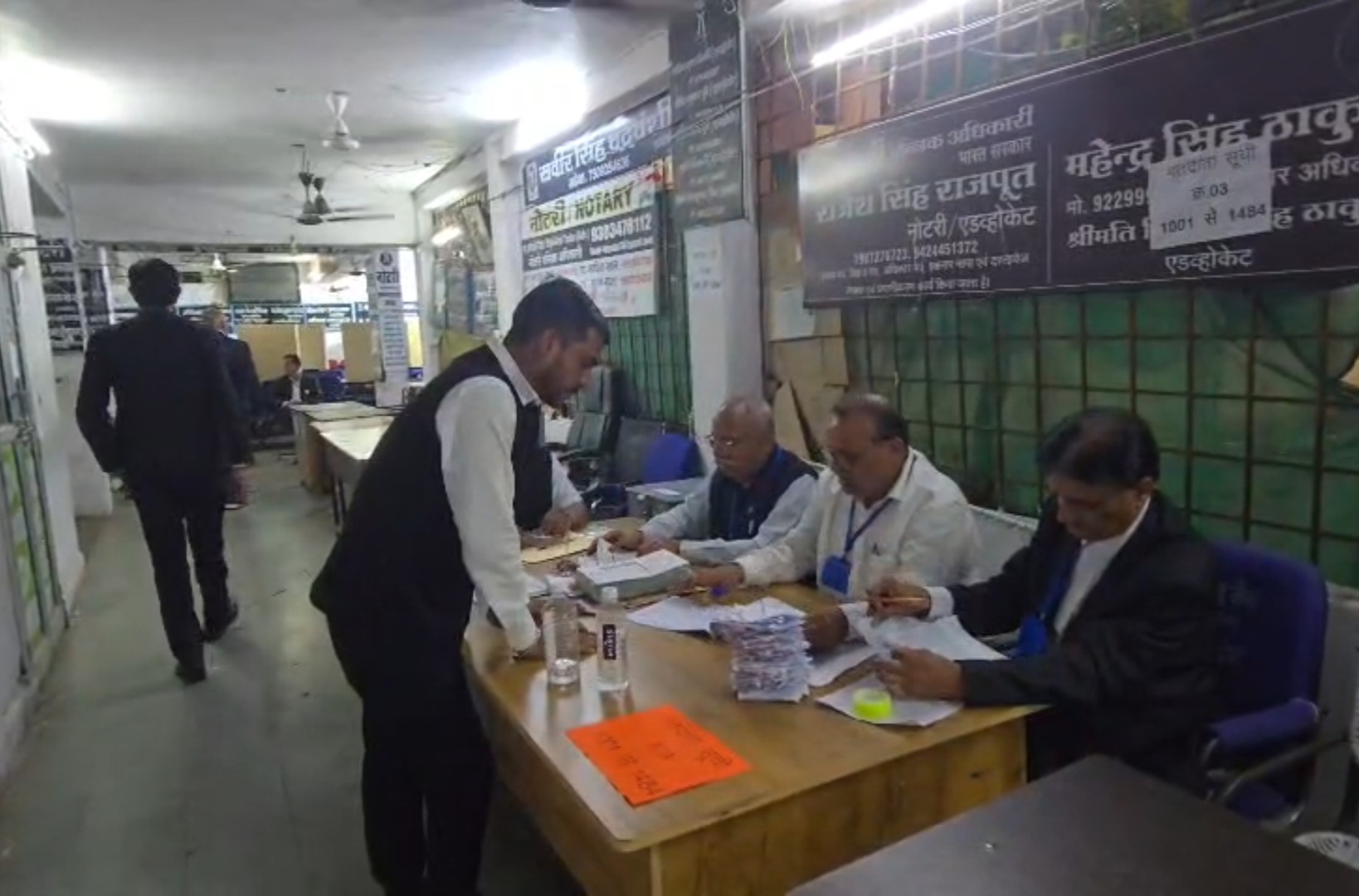 मतदान करने पहुंच रहे वकील।