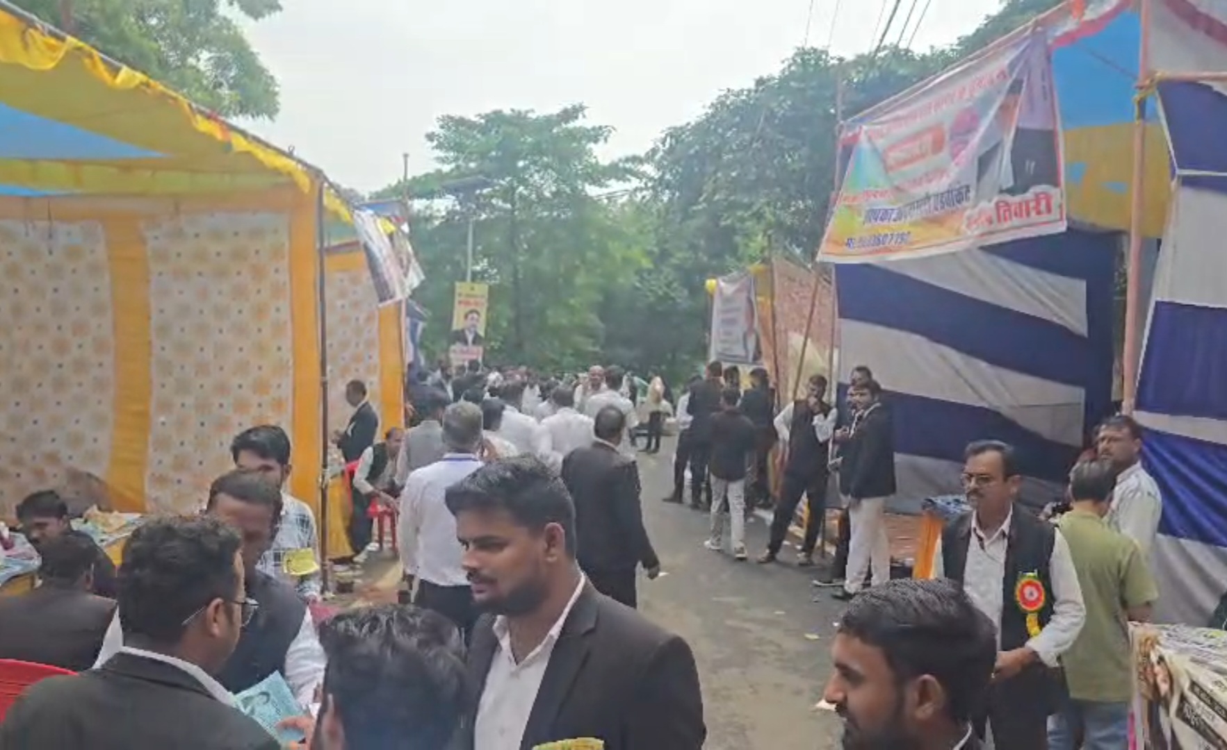 न्यायालय परिसर में अधिवक्ताओं की लगी भीड़।