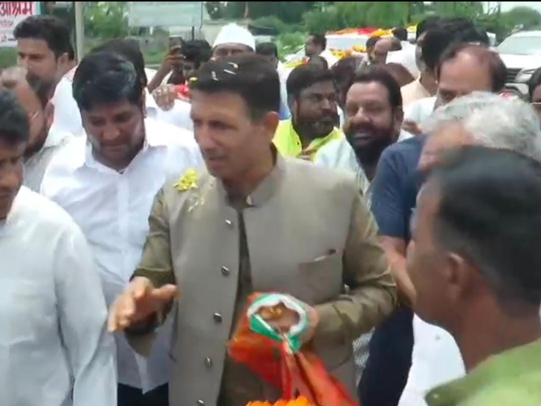 ग्वालियर पहुंचे PCC चीफ जीतू पटवारी का स्वागत करते हुए कांग्रेस नेता और कार्यकर्ता। - Dainik Bhaskar