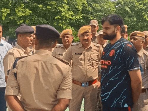 इंस्पेक्टर रणवीर सिंह के परिजनों से बात करते हुए पुलिस अधिकारी।