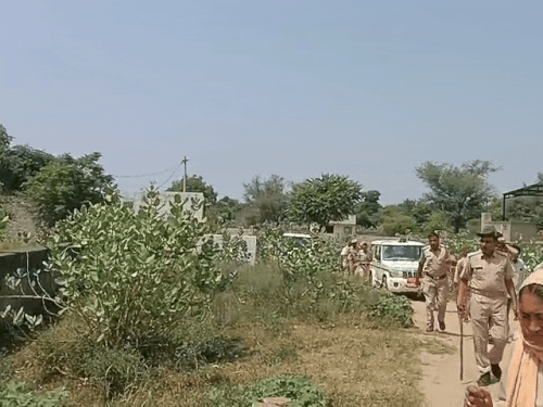 कार्रवाई के दौरान भारी संख्या में पुलिस जाब्ता मौजूद रहा।