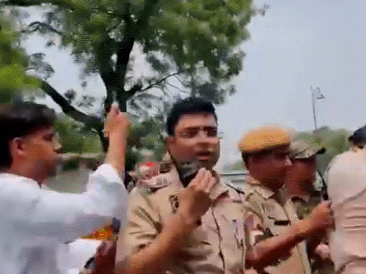 स्टैचू सर्किल पर छात्रों की पुलिस से हल्की झड़प हो गई।