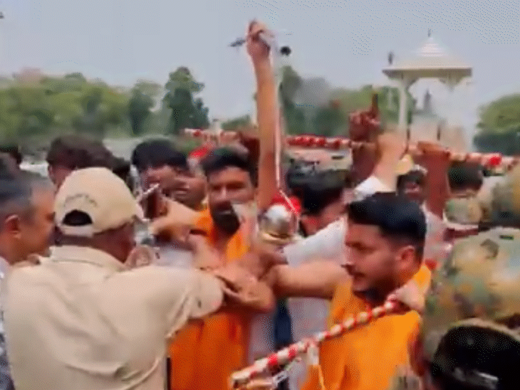 राजस्थान में बंद छात्र संघ चुनाव बहाल करने की मांग को लेकर छात्र महादेव की पूजा अर्चना करना चाहते थे।