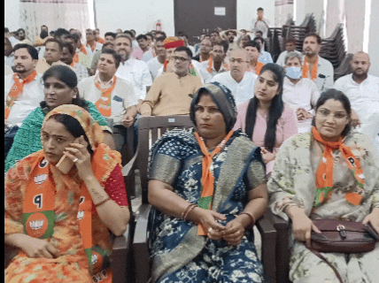 कार्यक्रम में मौजूद भाजपा कार्यकर्ता।