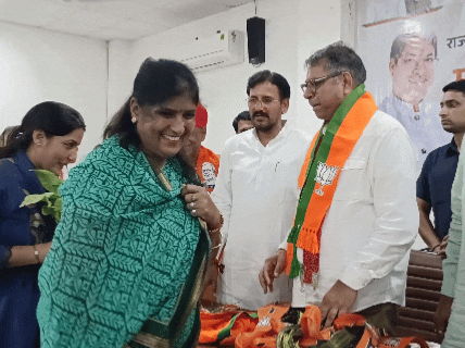 सतीश पूनिया को पौधा भी दिया।