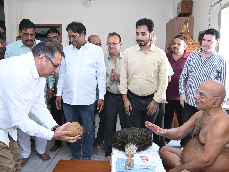 सतीश पूनिया ने जैन धर्म गुरु वर्तमान सागर महाराज का आशीर्वाद लिया। इस मौके पर खंडेला विधायक सुभाष मील सहित जैनबंधु मौजूद रहे।