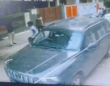 इसी दौरान एक युवक गाड़ी से लोहे का सरिया निकाल कर लाया।