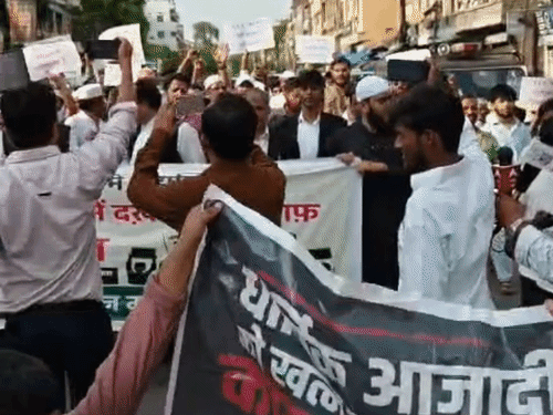 विरोध में मुस्लिम समाज के लोगों ने विधानसभा कूच भी किया, हालांकि, पुलिस ने उन्हें एमडी रोड पर ही समझाइश के बाद राज्यपाल के नाम ज्ञापन लिया।