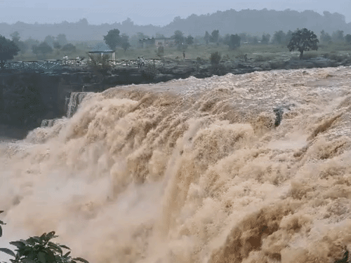 भारी बारिश से मध्यप्रदेश के सतना का प्रसिद्ध शबरी वाटरफॉल इन दिनों अपने रौद्र रूप में दिखाई दे रहा है।