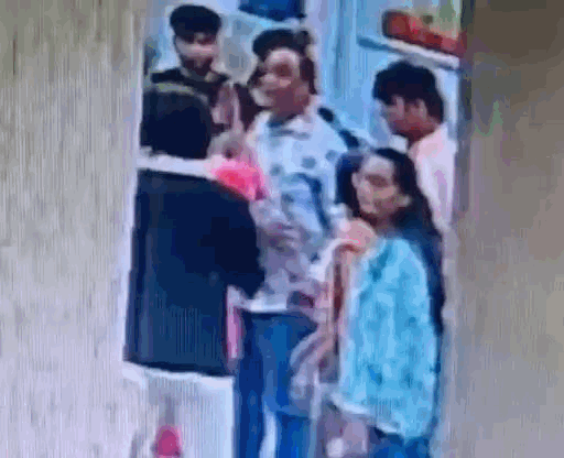 तनीष पर पीछे से सिर पर वार कर दिया।