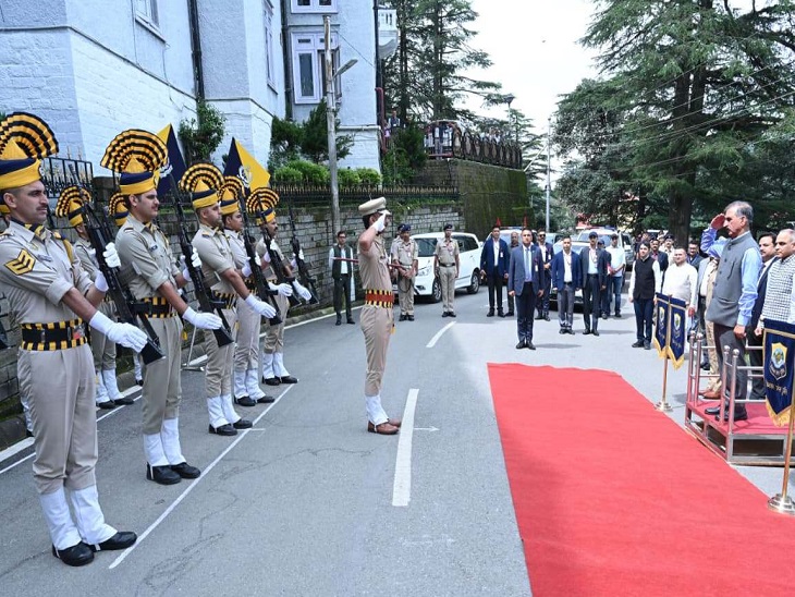 CM सुखविंदर सिंह सुक्खू को गार्ड ऑफ ऑनर देते हुए पुलिस।