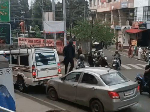 बुधवार को शिलॉन्ग में छात्रों की बाइक रैली के दौरान असम के नंबर वाली एक कार में तोड़फोड़ करते प्रदर्शनकारी।