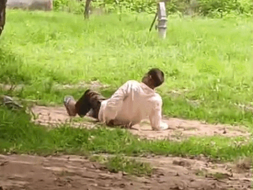 अजमेर के उंदरी स्कूल में साइंस टीचर भोमाराम स्कूल में नशे के हालत में मिले।गांव वालों ने सिर पर पानी डालकर मदद की।