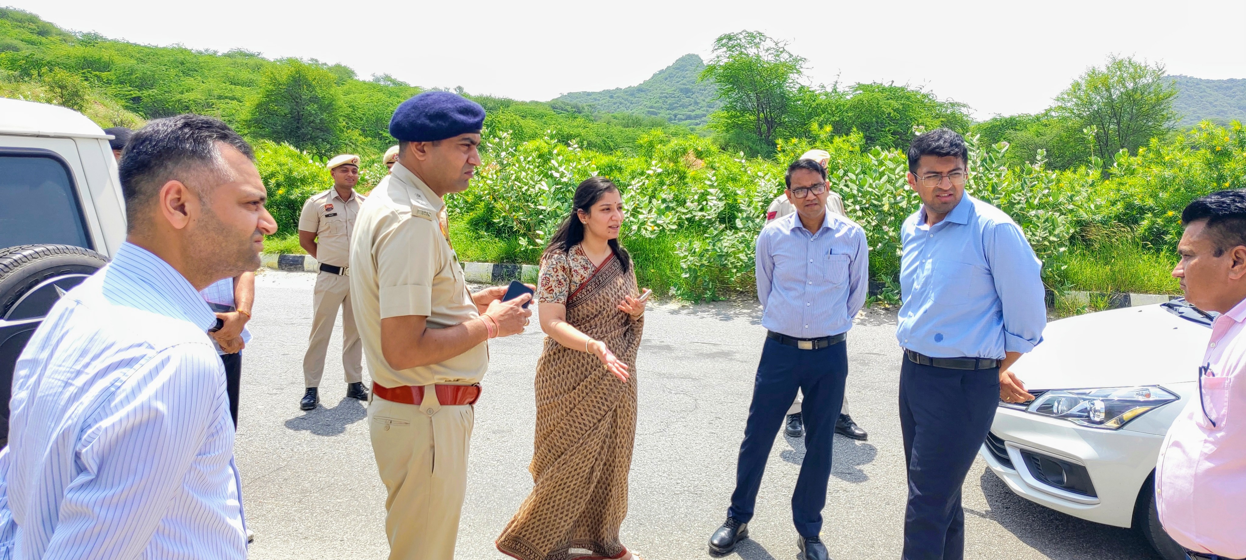 नारनौल में मल्टी मॉडल लॉजिस्टिक हब का दौरा करती डीसी साथ में हैं एसपी व अन्य अधिकारी