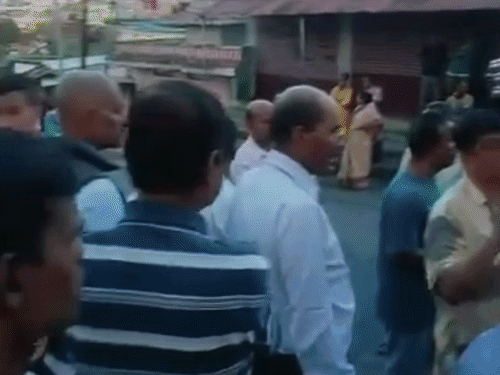 शिलाँगमध्ये गुरुवारी रात्री अज्ञात व्यक्तींनी नेताजी आणि स्वामी विवेकानंदांच्या मूर्तींचीही तोडफोड केली.