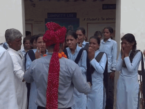 चूरू के बैरासर स्कूल से प्रिंसिपल सुभाष मेघवाल का तबादला हुआ तो बच्चे-बच्चियां रो पड़े।