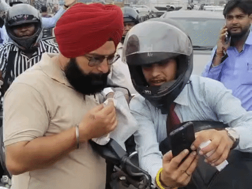 मोहाली में जाम के दौरान एक युवक को रोका गया। उसने कहा कि मेरा एग्जाम होना है, मुझे जाने दो लेकिन प्रदर्शनकारियों का कहना था कि वह एक कंपनी का प्रतिनिधि है, उसका कोई पेपर नहीं है। उसे आगे नहीं जाने दिया गया।