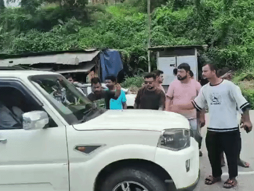 आसाम ड्रायव्हर युनियनचे सदस्य सीमेवर मेघालयातून येणाऱ्या वाहनांना थांबवताना.