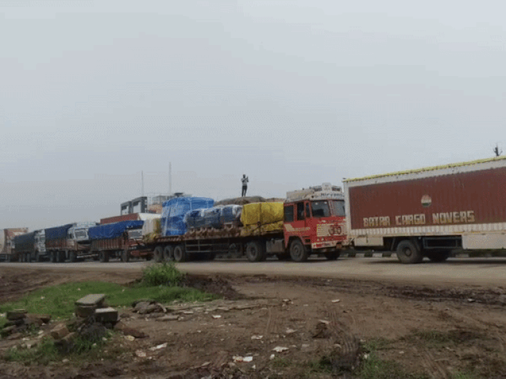 लोगों ने कहा खाने-पीने में भी होना पड़ रहा परेशान।