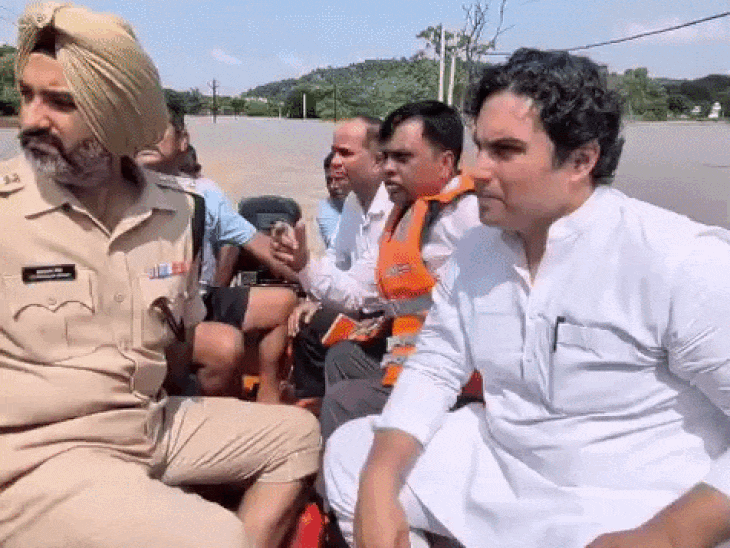 प्रशासनिक अधिकारियों की टीम ने प्रभावित इलाकों का दौरा कर हालात का जायजा लिया। - Dainik Bhaskar