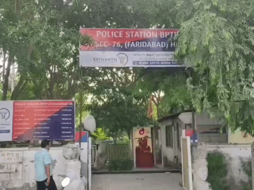 फरीदाबाद: शराब पीने से रोकने पर पति ने की मारपीट, दूसरी मंजिल से गिरकर पत्नी गंभीर रूप से घायल