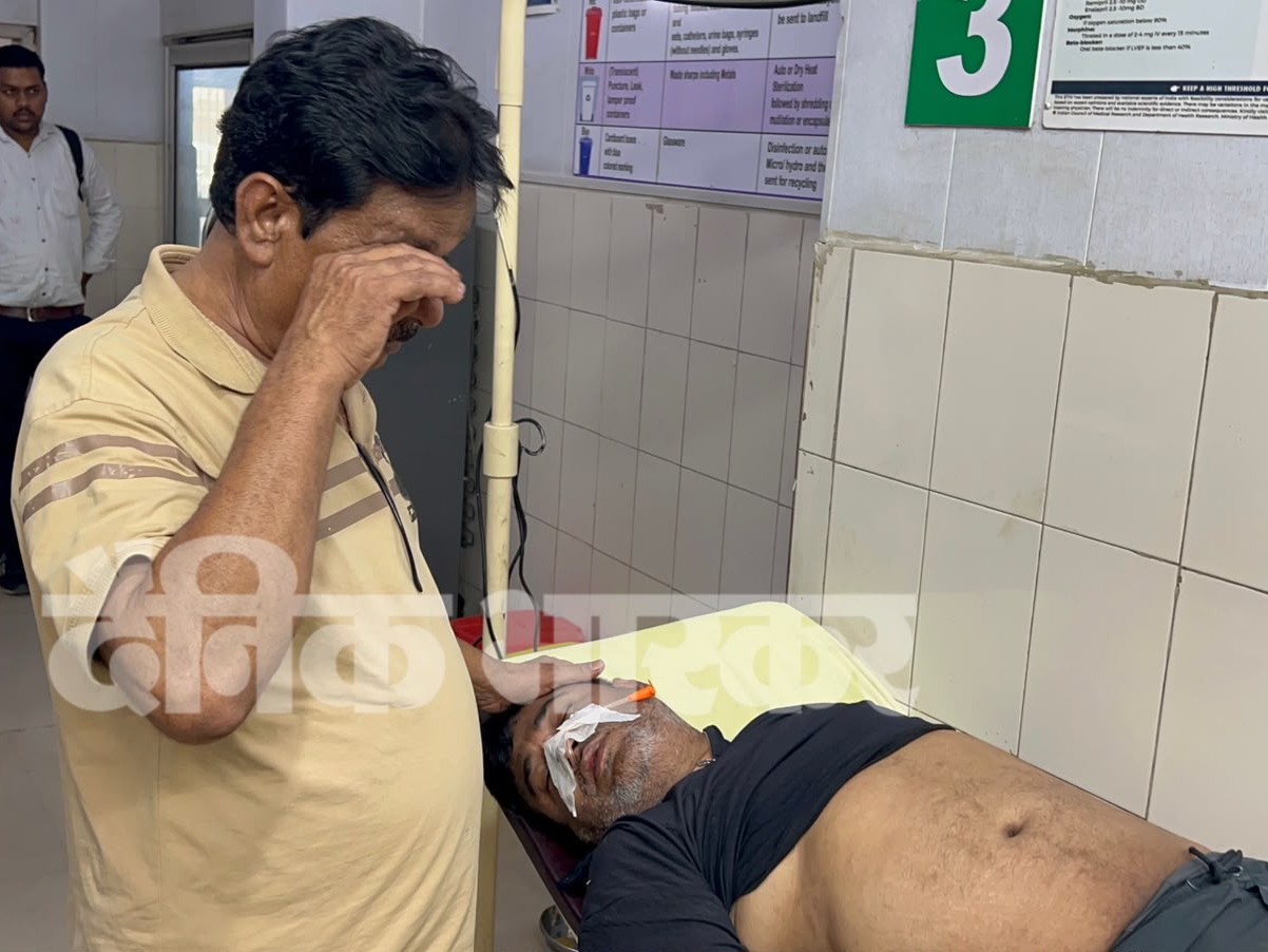 Young man Karmveer admitted in Hansi General Hospital, father Shamsher wailing beside his critical son