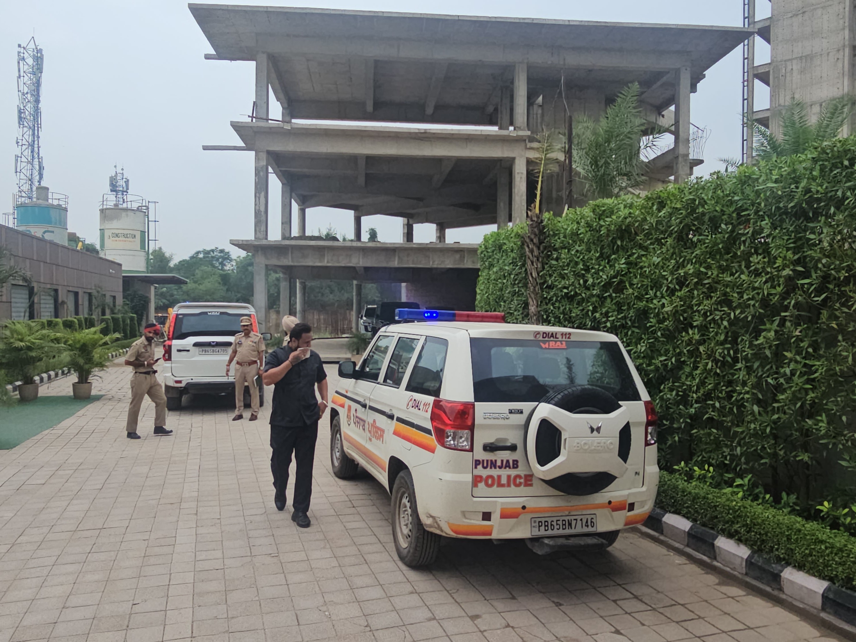 घटना की सूचना मिलते ही पुलिस मौके पर पहुंची और जांच शुरू कर दी।