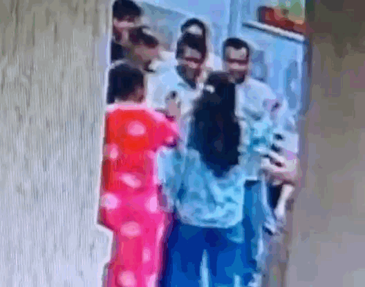 गाड़ी को कट मारने के बाद घर के बाहर कुछ देर तक बोलचाल होती रही।