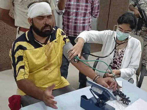हथियारबंद जवानों की कड़ी सुरक्षा में इलाज के लिए जेएलएन अस्पताल पहुंचाया।