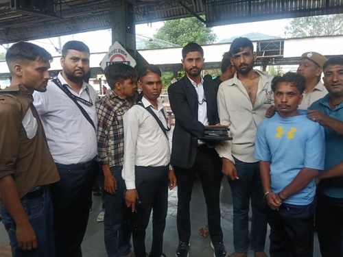 दौलतपुर चौक-साबरमती एक्सप्रेस में चेकिंग स्टाफ ने संदिग्ध अवस्था में घूम रहे 4 युवकों को पकड़ा।