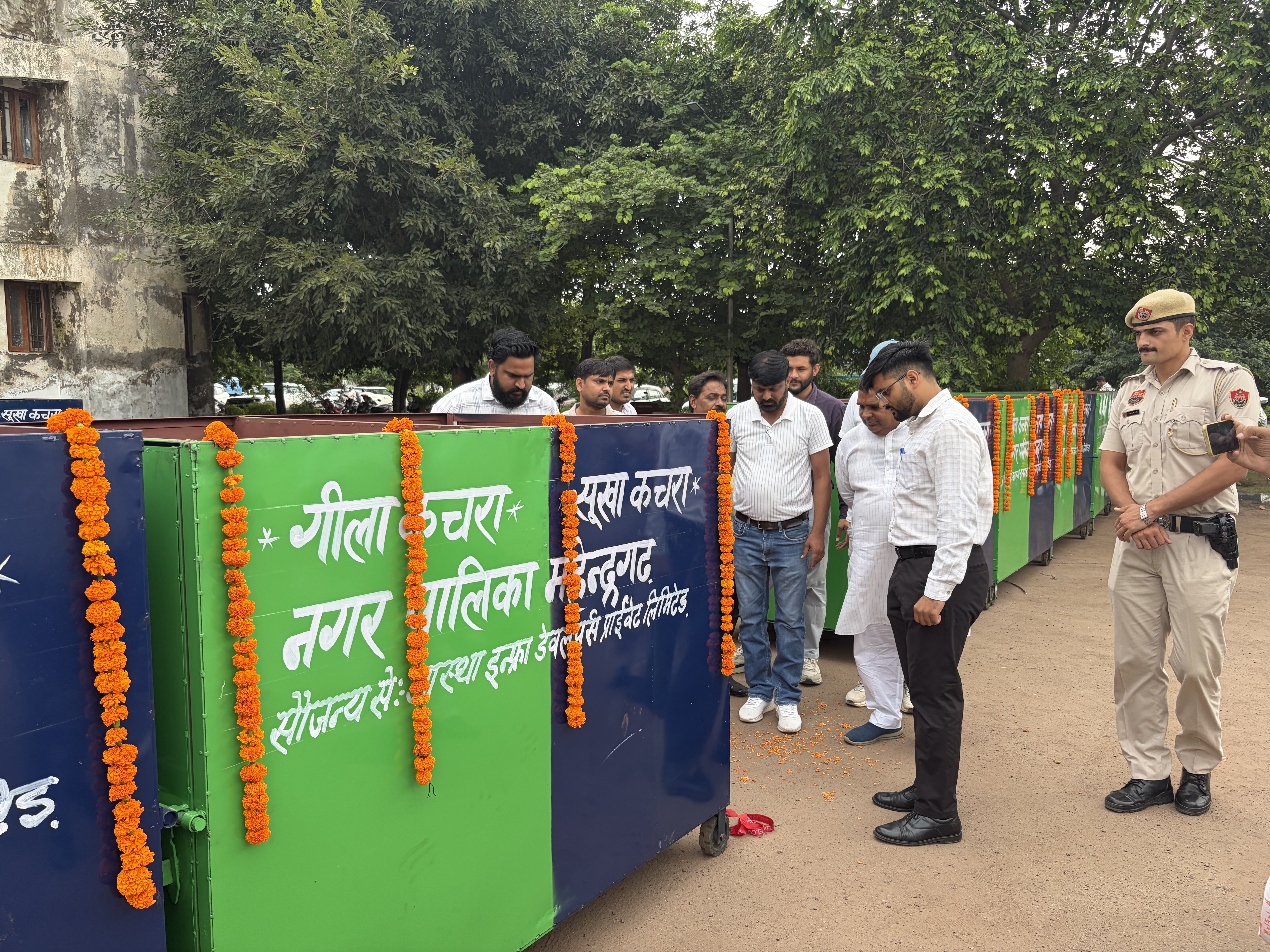 महेंद्रगढ़ में एसडीएम योगेश सैनी, नगर पालिका को डस्टबिन सौंपते हुए।