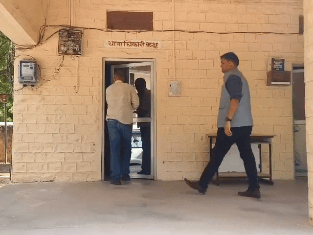 पूछताछ के लिए जाती हुई टीम।