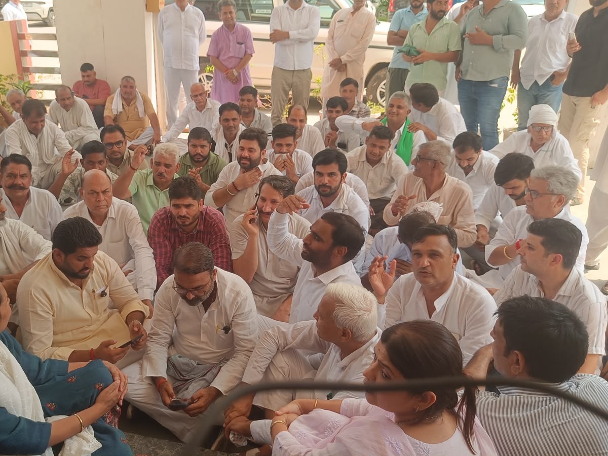 थाने के बाहर धरने पर बैठे कांग्रेसी नेता।
