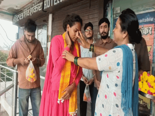 किन्नर निशा बाई का कावड़ लेकर टोंक जिले के सरोली पहुंच चुकी है। जहां लोगाें ने उनका स्वागत किया