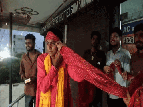 किन्नर निशा बाई का साफा पहनाकर स्वागत किया गया।