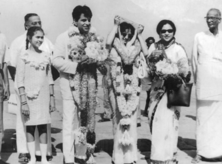 फिल्म ‘राम और श्याम’ की शूटिंग के लिए मद्रास एयरपोर्ट पहुंचते हुए दिलीप कुमार, साथ में बेबी फरीदा, नागी रेड्डी (फरीदा के पीछे), सायरा बानो, निरूपा रॉय और ए. चक्रपाणी।