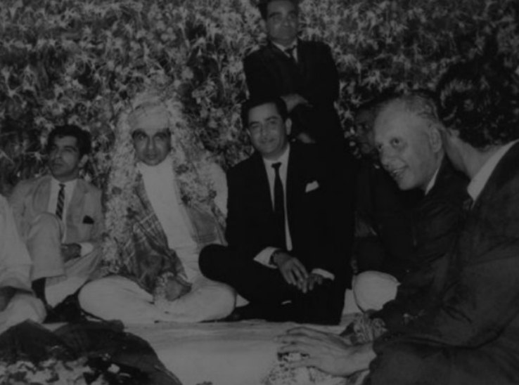 दिलीप कुमार के शादी समारोह की तस्वीर। (बाएं से दाएं) एहसान (दिलीप कुमार के छोटे भाई), दिलीप कुमार, राज कपूर, एक्टर मुकरी और नासिर (दिलीप कुमार के भाई और एक्टर)।