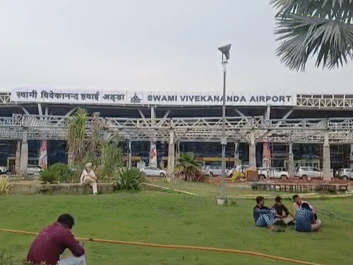 किसान अश्विनी बांधे का दावा है कि रायपुर एयरपोर्ट की टर्मिनल बिल्डिंग और गार्डन उनके पूर्वजों की जमीन पर बना है।