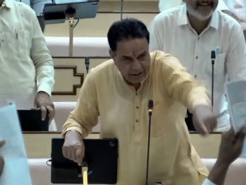 सदन में हंगामे के बीच भाजपा विधायकों व मंत्रियों ने भी कांग्रेस के खिलाफ नारेबाजी की।