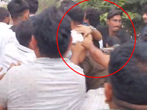 ग्रामीणों ने CJP प्रवक्ता आशुतोष रांका (लाल गोले में) और उनके साथियों को पीट-पीटकर भगा दिया।
