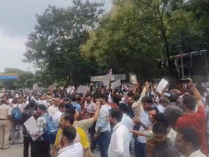 हाईकोर्ट के फैसले के बाद अधिकारियों ने धरनास्थल पर भारत मां के नारे लगए।