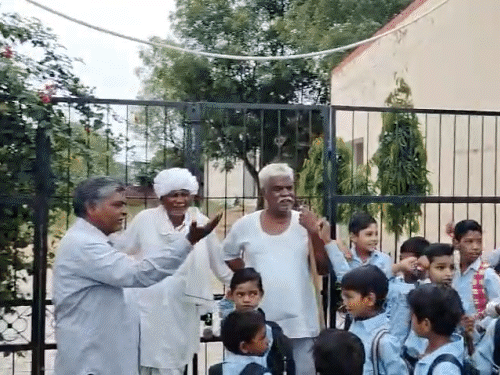 स्कूल छात्र-छात्राओं ने भी प्रदर्शन किया।