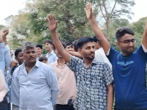 सीनियर सेकेंडरी स्कूल इलाहीपुरा में शिक्षकों और स्टाफ की कमी के चलते ग्रामीणों ने प्रदर्शन किया।