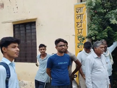 ग्रामीणों और अभिभावकों ने विरोध-प्रदर्शन किया।